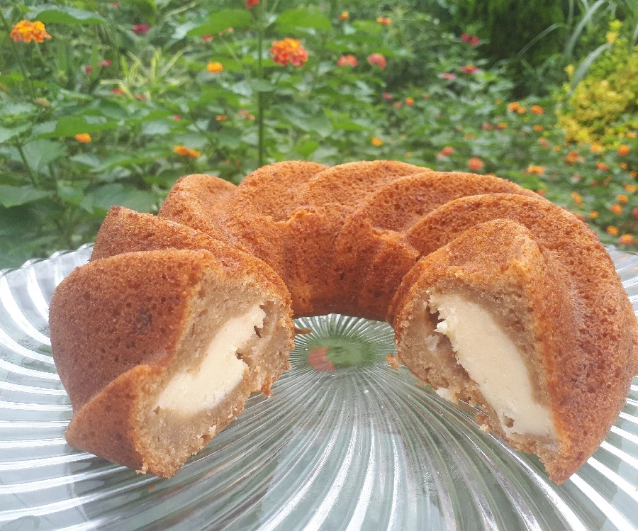 عکس کیک موز با فیلینگ پنیری