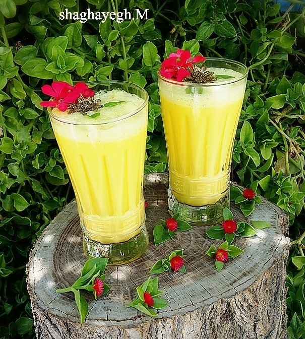 میلک شیک زعفرونی با همزن برقی