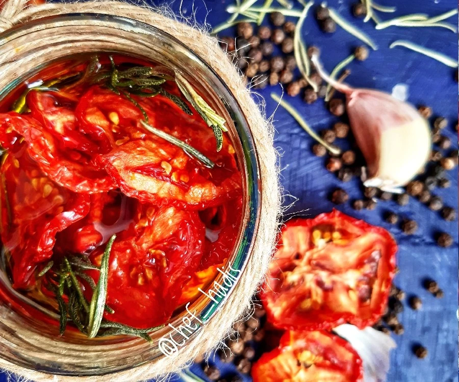 عکس سس ایتالیایی گوجه خشک در روغن زیتون