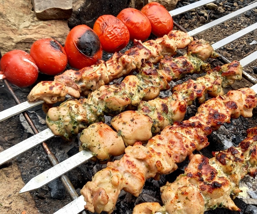 جوجه کباب طعم دار شده با سبزیجات