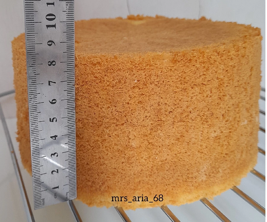 عکس کیک اسفنجی با پف ۸ سانتی
