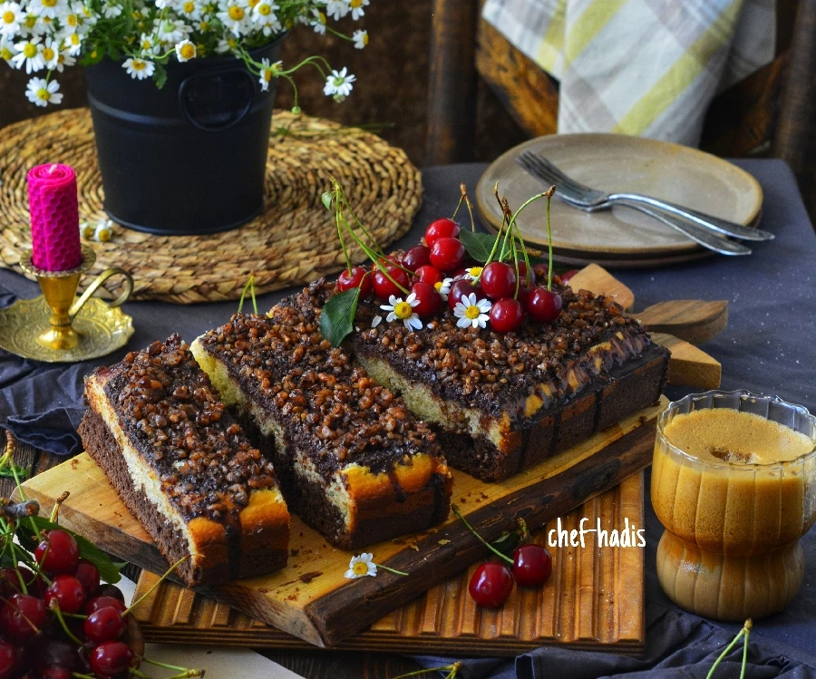 عکس کیک دو رنگ شکلاتی با روکش شکلاتی گردویی