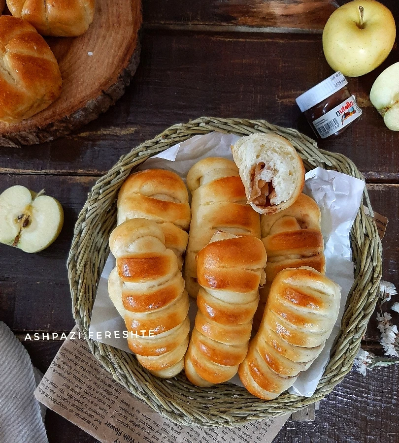 عکس نان با مغز سیب و دارچین