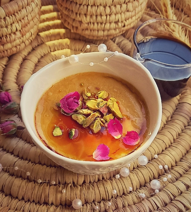 عکس فرنی نارگیلی با شیره انگور