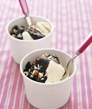 عکس  بستنی وانیلی با شکلات و چوب شور