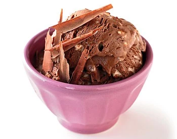 عکس بستنی شکلاتی با دارچین و تافی