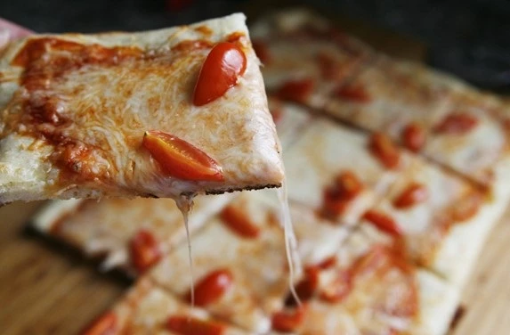 عکس پیتزا گوجه فرنگی با خمیر نان سیر