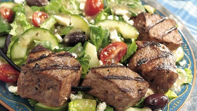 سالاد یونانی با کباب گوشت