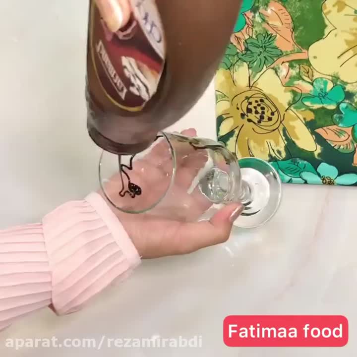 میلک شیک موز و توت فرنگی