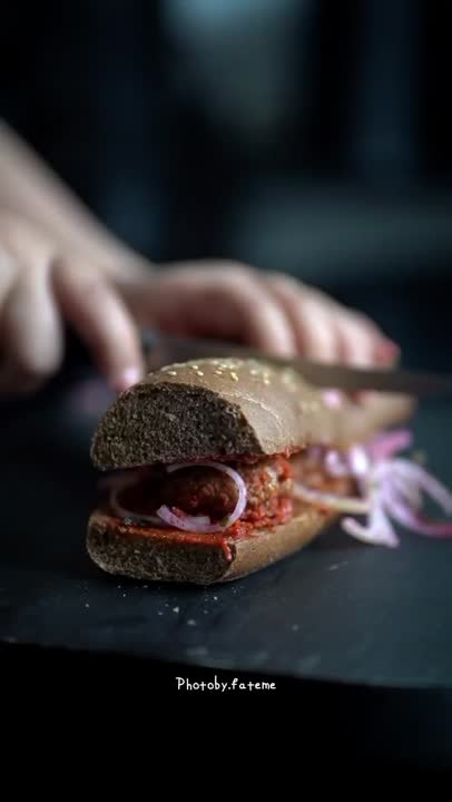 ساندویچ کباب تابه ای با سس گوجه