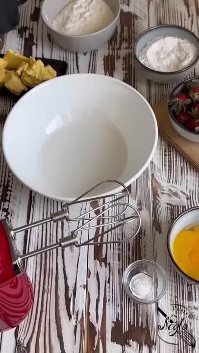 کیک توت فرنگی