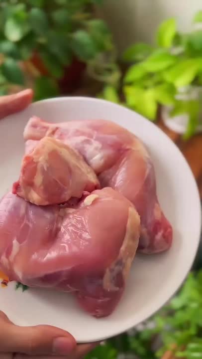 مرغ گریل وسبزیجات با سس اسفناج