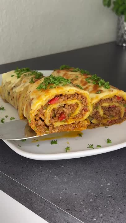 رولت سیب زمینی با گوشت چرخ کرده بذار یه ایده بهت بدم یک سالاد با مقدار زیادی سبزی کنارش آماده کردم