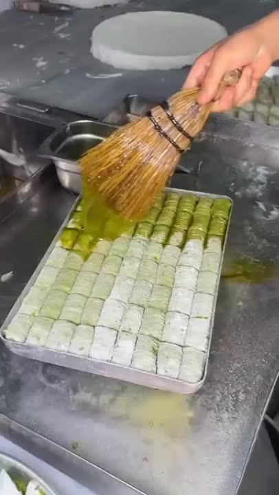 فرم دادن خمیر باقلوا 2