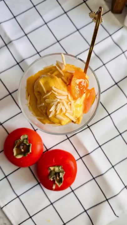 بستنی خرمالو مواد لازم :دو عدد موز۴ عدد خرمالوسه ق غ خ خامهیا نصف لیوان شیرزعفران به مقدار لازم