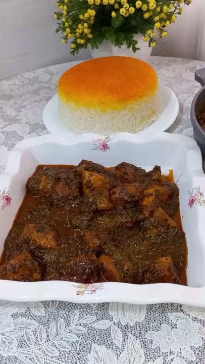 خورشت مرغ و اسفناج. 