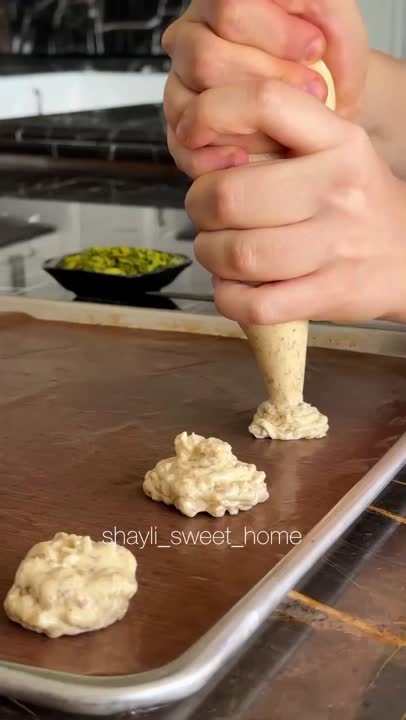 شیرینی پفکی گردویی