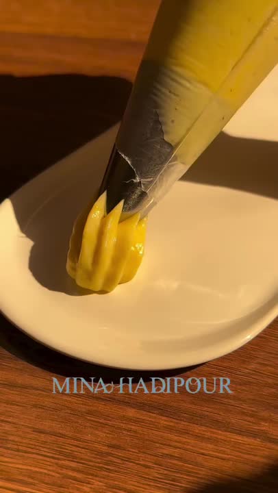 گاناش انبه کپشن :شکلات سفید :400گرم کره کاکائو:16 گرم پوره انبه : 225گرم گلوکز:30گرم ??