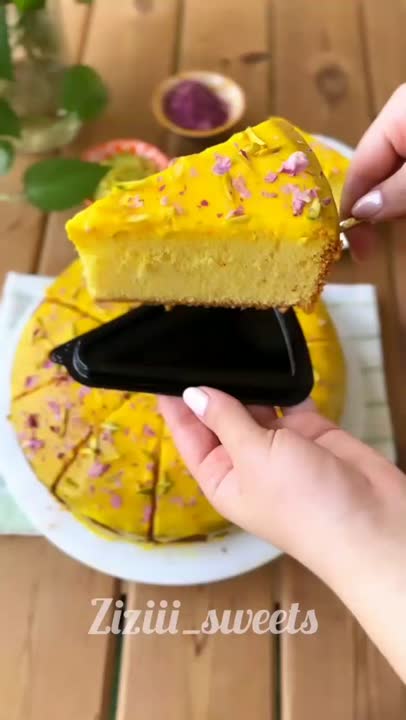 کیک گلاب و زعفران ایرانی