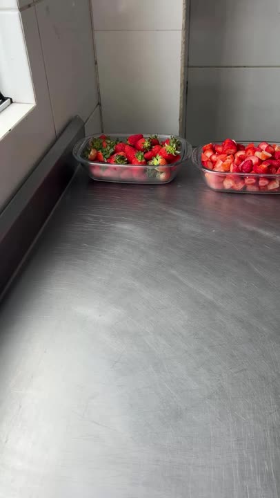 تزئین کیک توت فرنگی