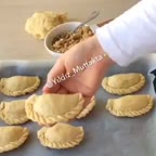 پیچیدن خمیر قطاب