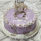 زیبایی نمای نزدیک یکی از کیک های خامه ای من